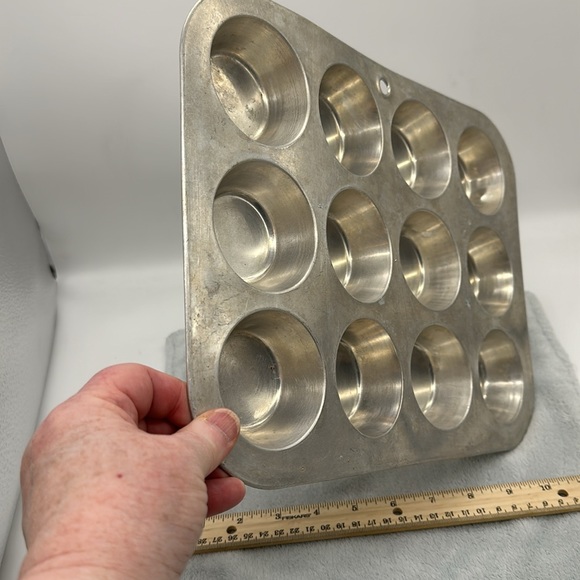 Muffin-Cupcake Vintage Pan Aluminum 12slots/Regular Size - Picture 4 of 8